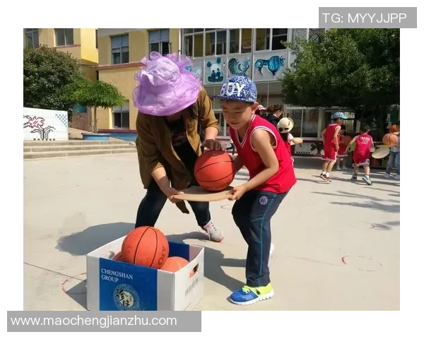 中班儿童户外活动乐趣无穷篮球游戏启蒙与团队合作体验
